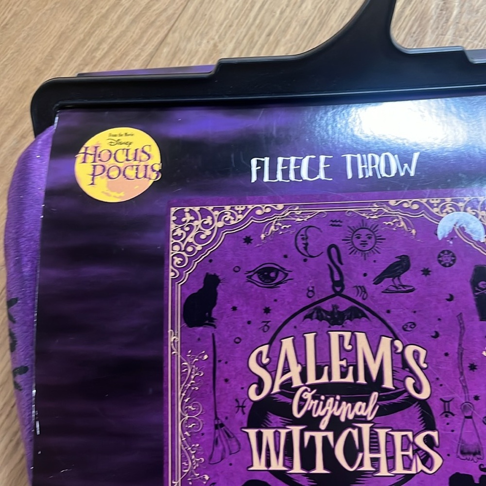Disney Hocus Pocus Salem’s Witches Fleece Throw Blanket Spirit Halloween NEW - Picture 3 of 8